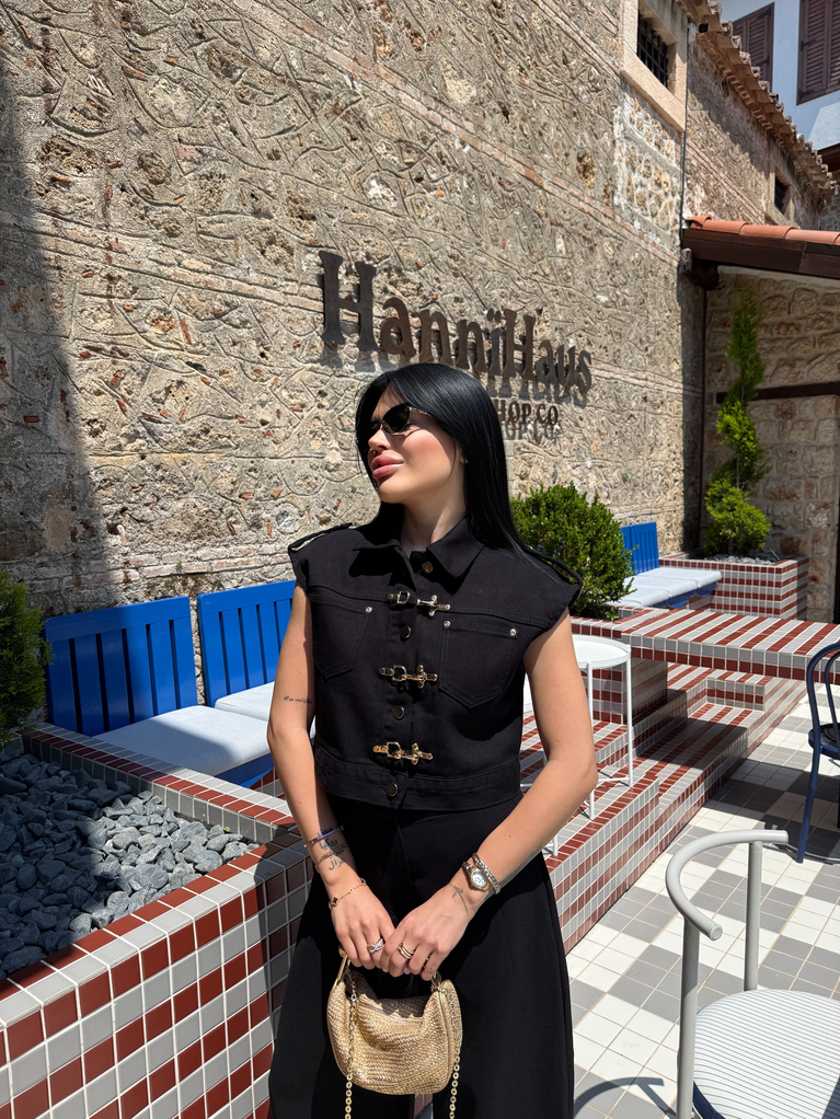 Siyah gold kanca detaylı  yelek 