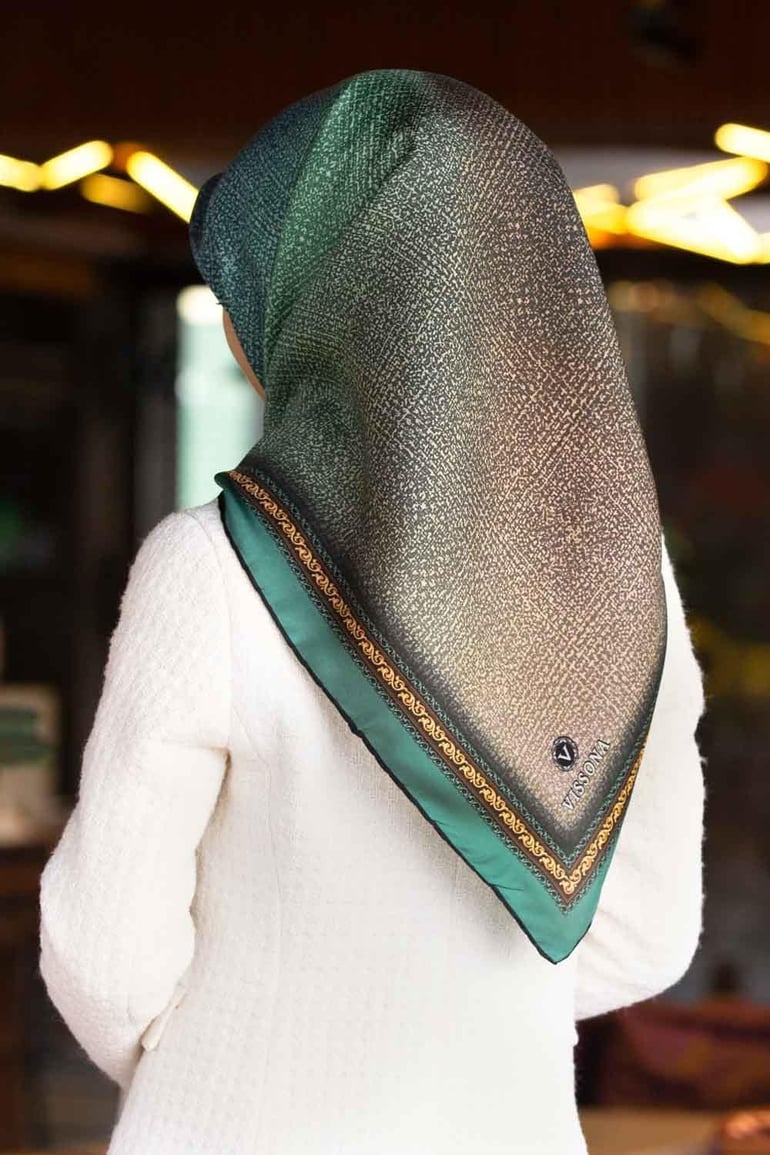 %100 Twill İpek Degradeli Ve Doku Desenli Petrol Yeşili Renkli 90x90 Eşarp Dikim Şekli : El Dikişi