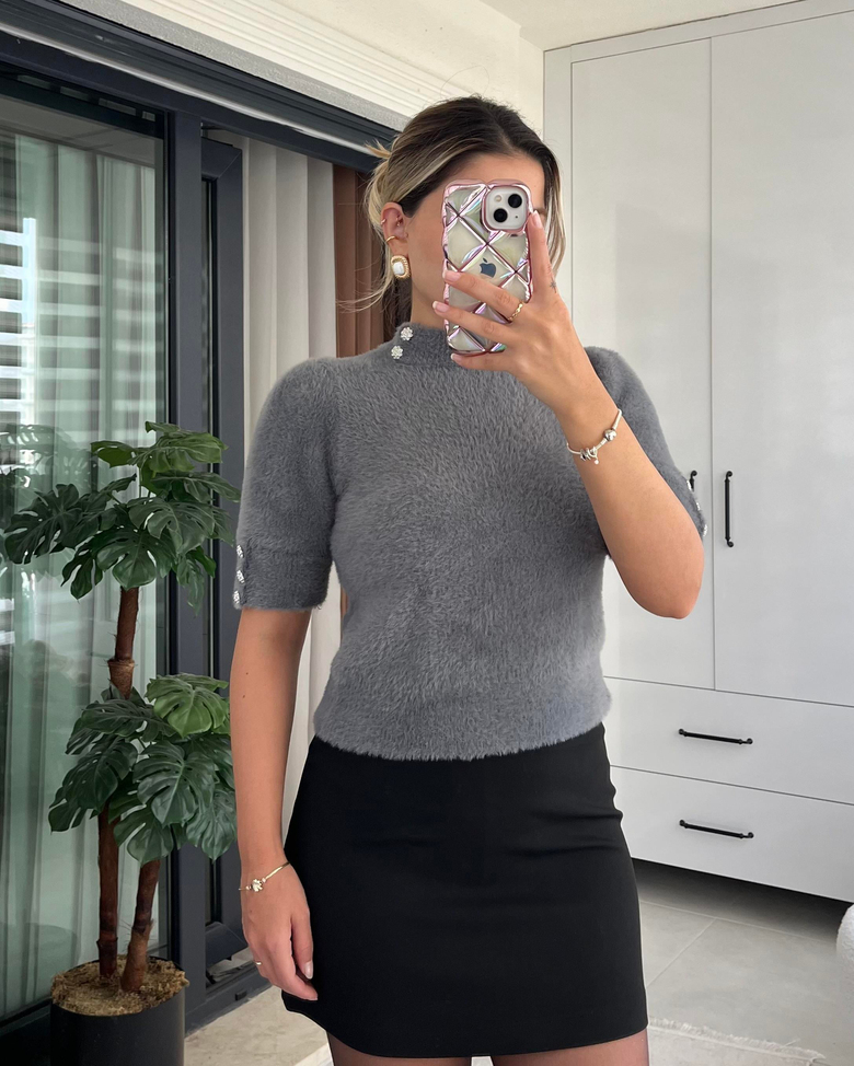 GRİ YUMOŞ TAŞLI BLUZ