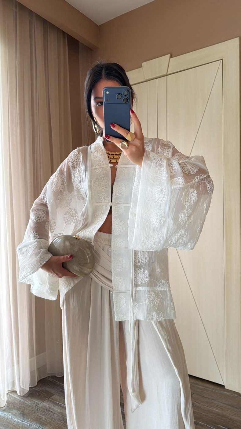 Beyaz Yuè Kimono 