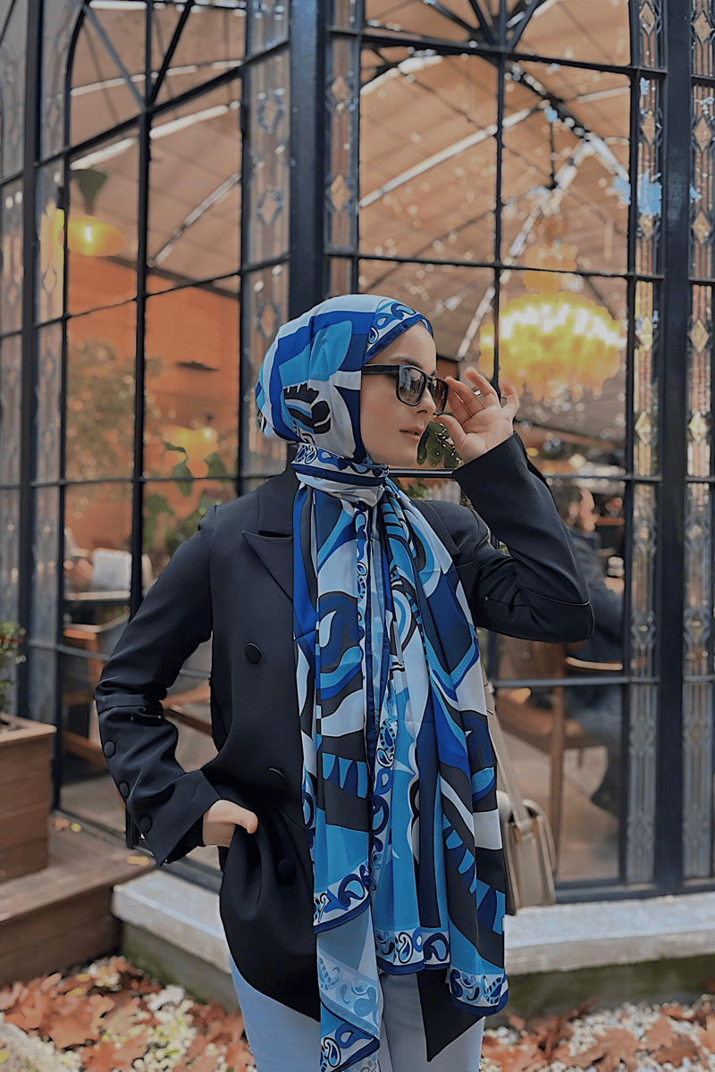 Betül'ün Pastel Mavi Dila Desen İpek Şal Tercihi · İpeksi · görsel 2