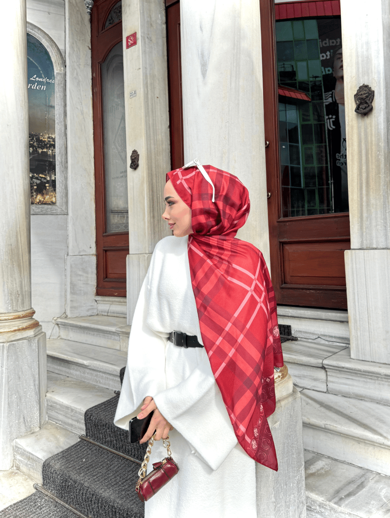 Busenur'un Bordo Tartan Desen Şal Tercihi · görsel 4