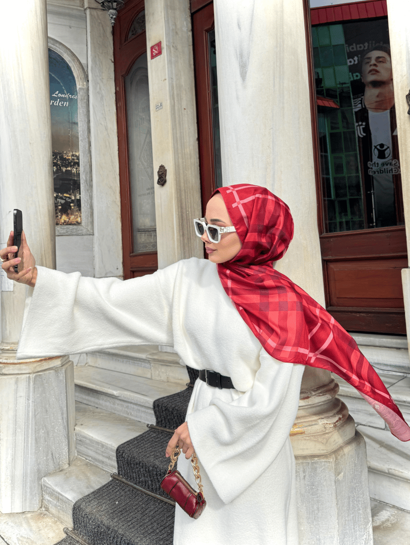 Busenur'un Bordo Tartan Desen Şal Tercihi · görsel 2