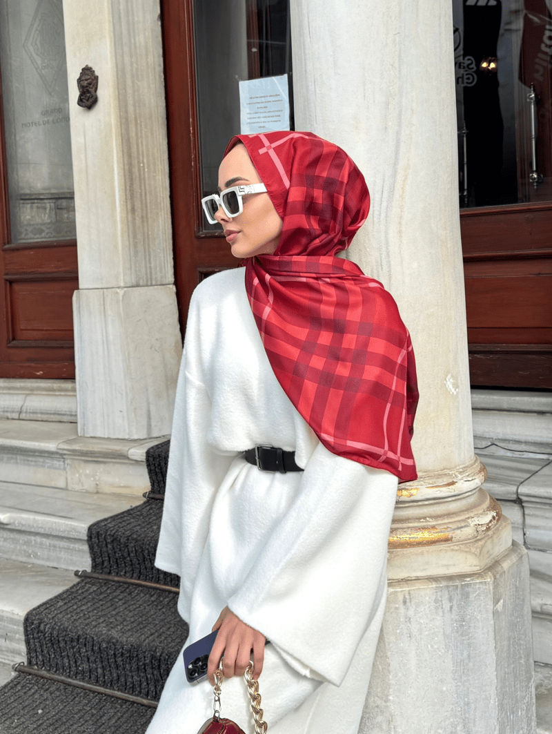 Busenur'un Bordo Tartan Desen Şal Tercihi · görsel 3
