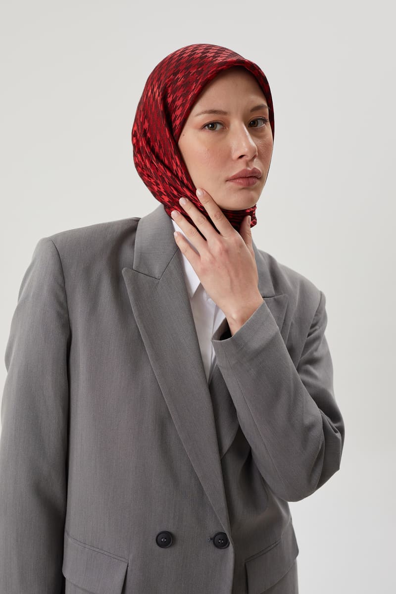 Kırmızı Kazayağı Desen Parlak Jakar Eşarp · görsel 2