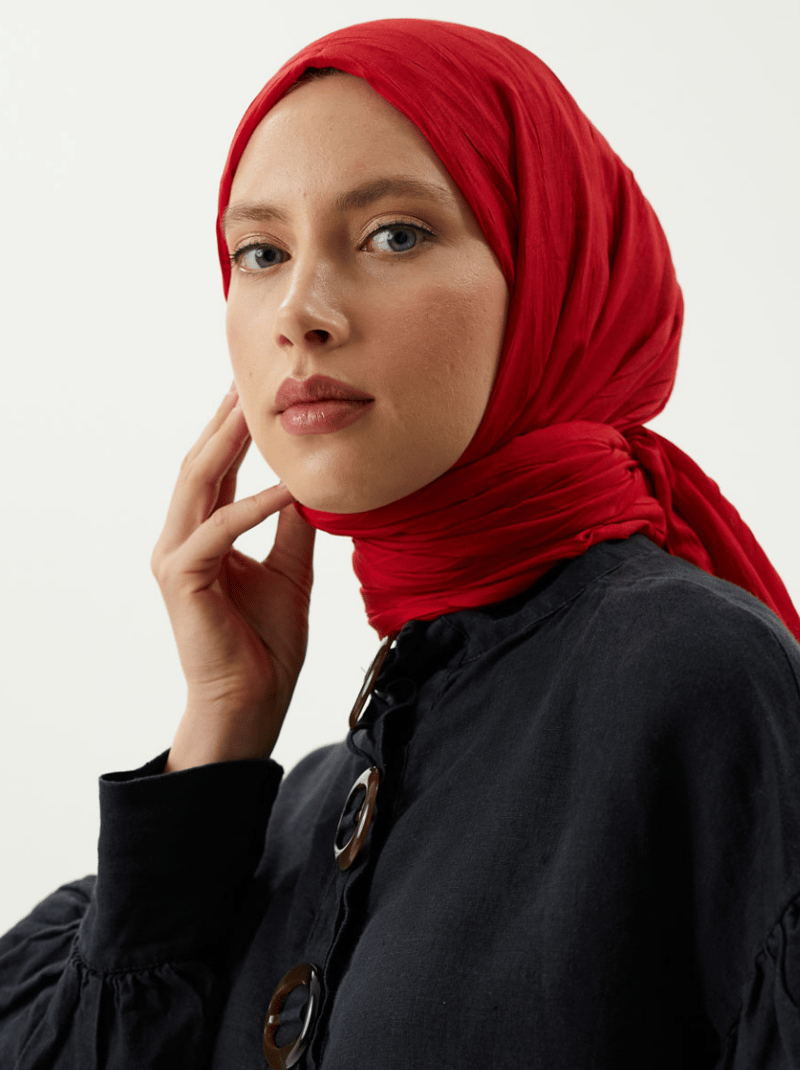 Hazal Aydın'ın Kırmızı Piliseli Bambu Şal Tercihi · görsel 6