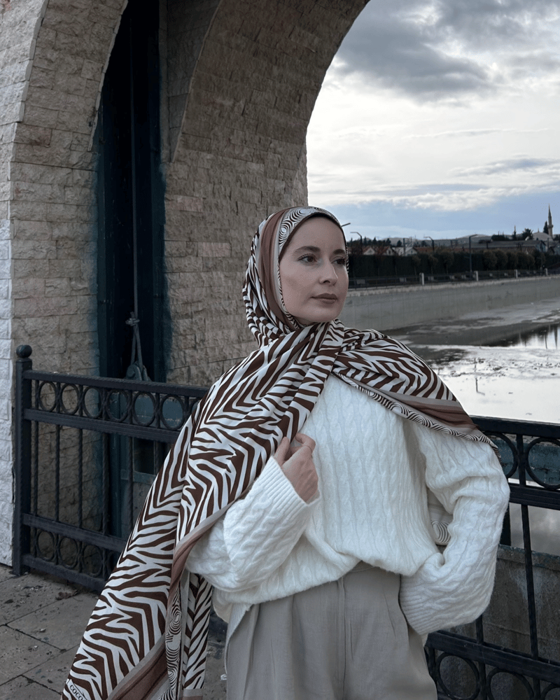 Merve'nin Acı Kahve Zebra Desen İpek Şal Tercihi · İpeksi · görsel 2