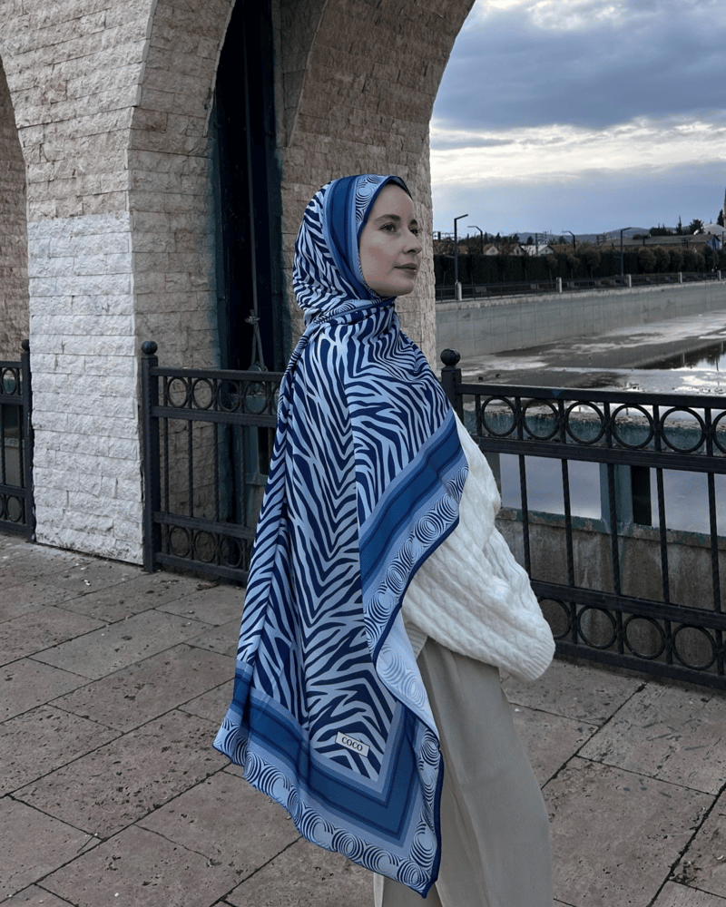 Merve'nin Mavi Zebra Desen İpek Şal Tercihi · İpeksi · görsel 2