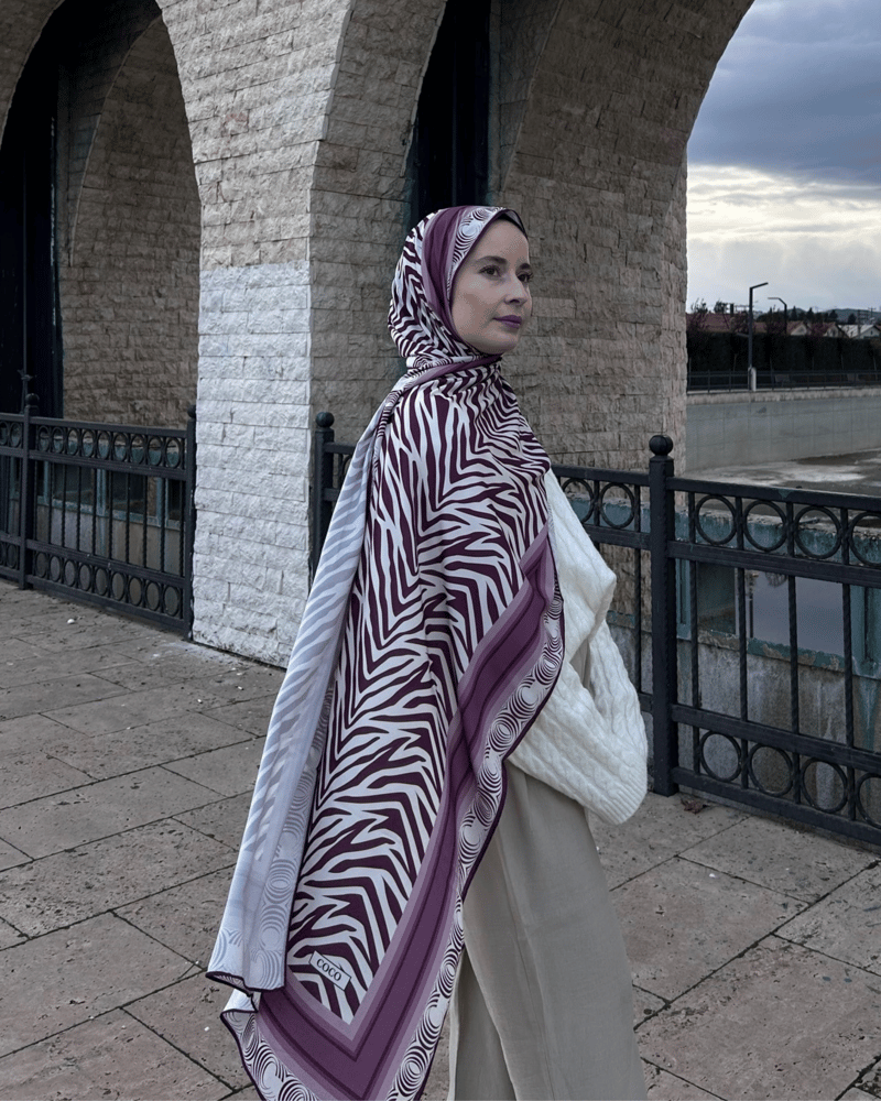 Merve'nin Mor Zebra Desen İpek Şal Tercihi · İpeksi · görsel 2