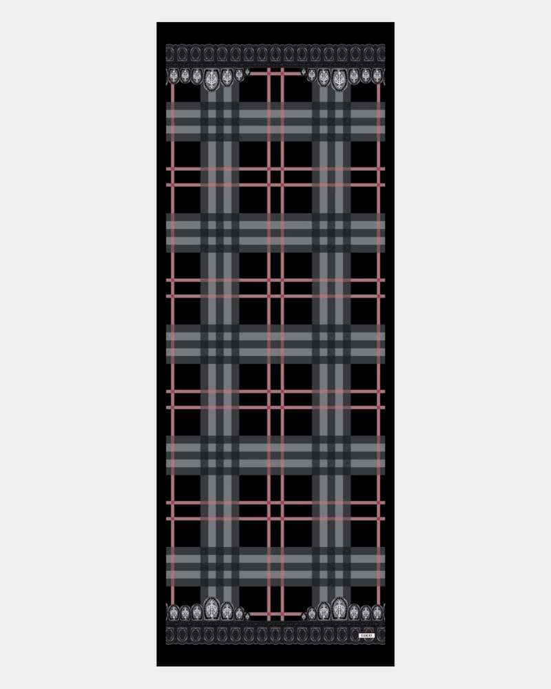 Şule'nin Siyah Tartan Desen Şal Tercihi · görsel 4