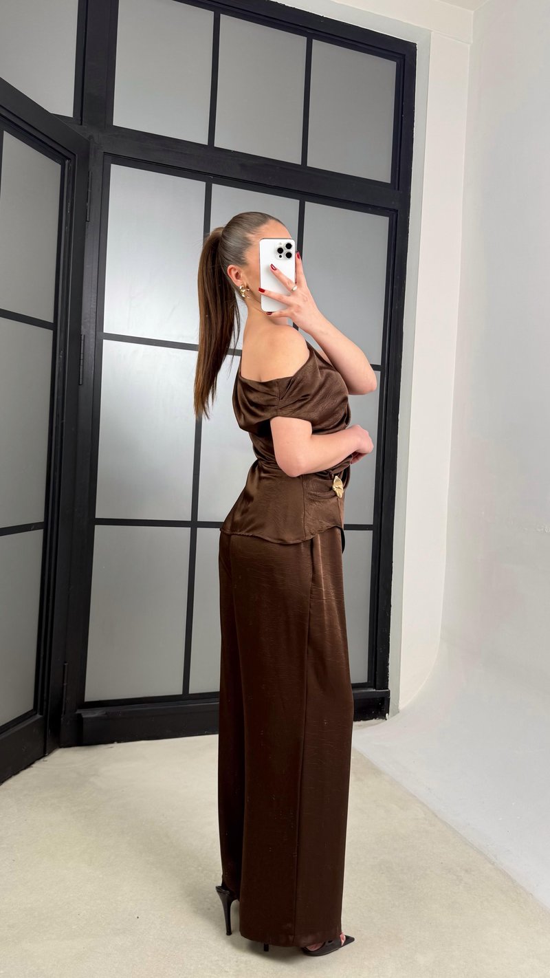 Kahve Gold Toka Detaylı Asimetrik Kesim Bluz Beli Lastikli Pantolon İkili Saten Takım GAUS-01252