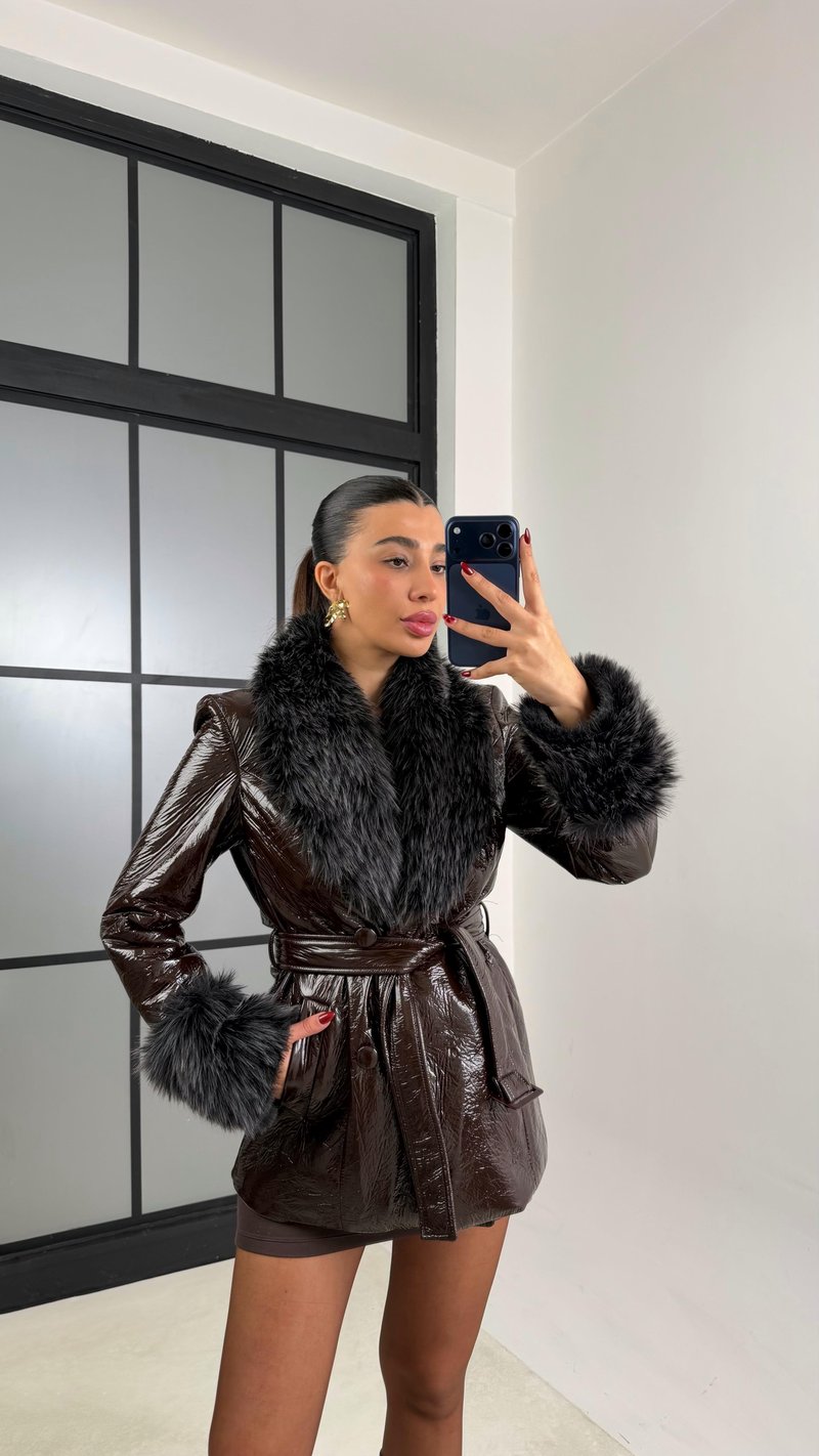 Kahve Kürk Detaylı Astarlı Kuşaklı Rugan Mont GAUS-00705
