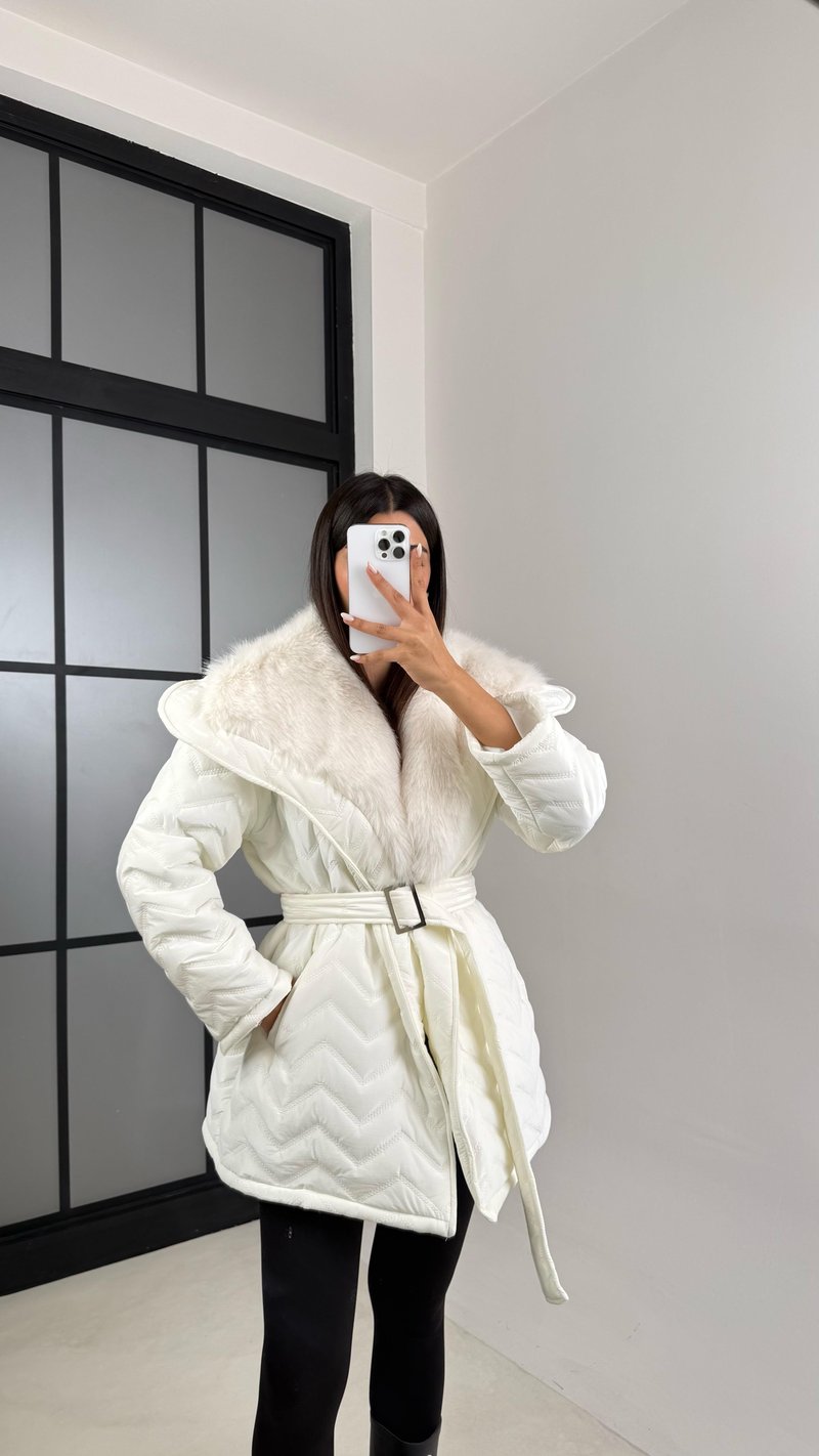 Beyaz Yaka Kürk Detaylı Kuşaklı Parlak Şişme Mont GAUS-00458