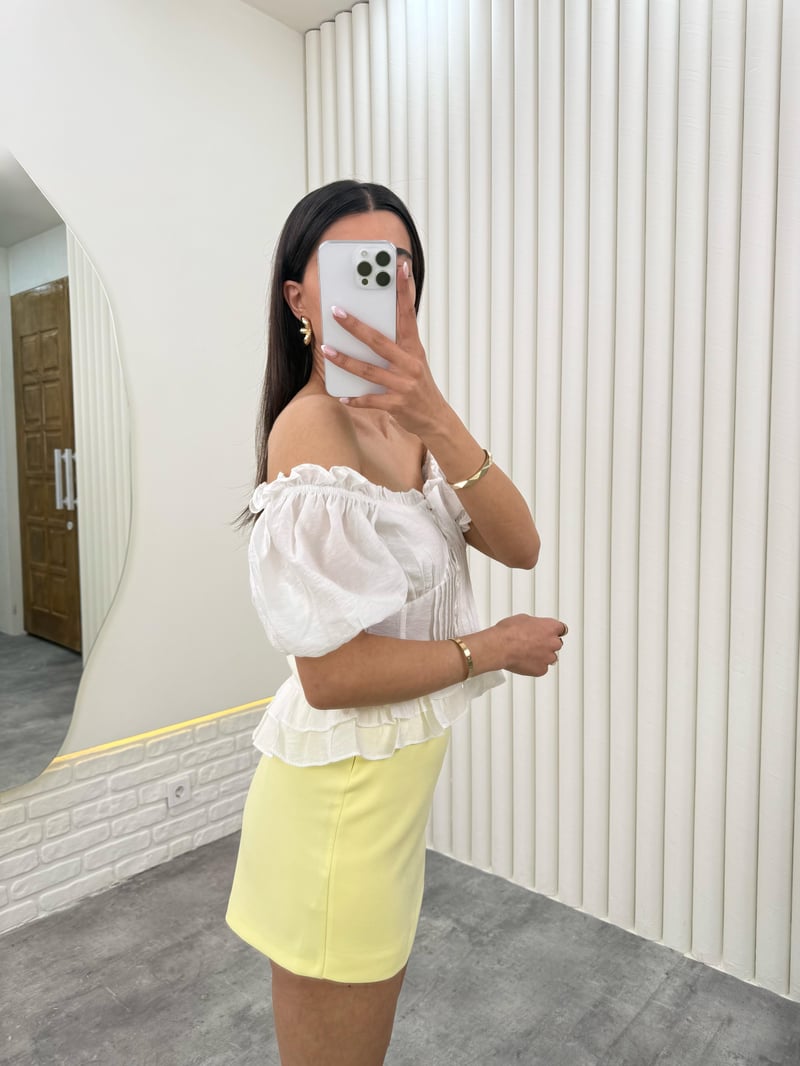 Beyaz Balon Kol Önü Düğmeli Fırfırlı  Crop Bluz Gaus00279