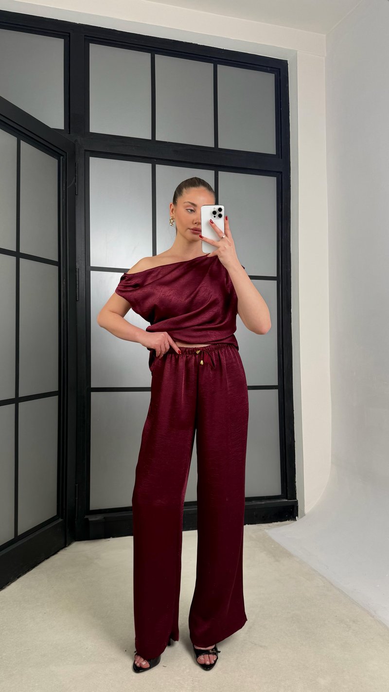 Bordo Gold Toka Detaylı Asimetrik Kesim Bluz Beli Lastikli Pantolon İkili Saten Takım GAUS-01252