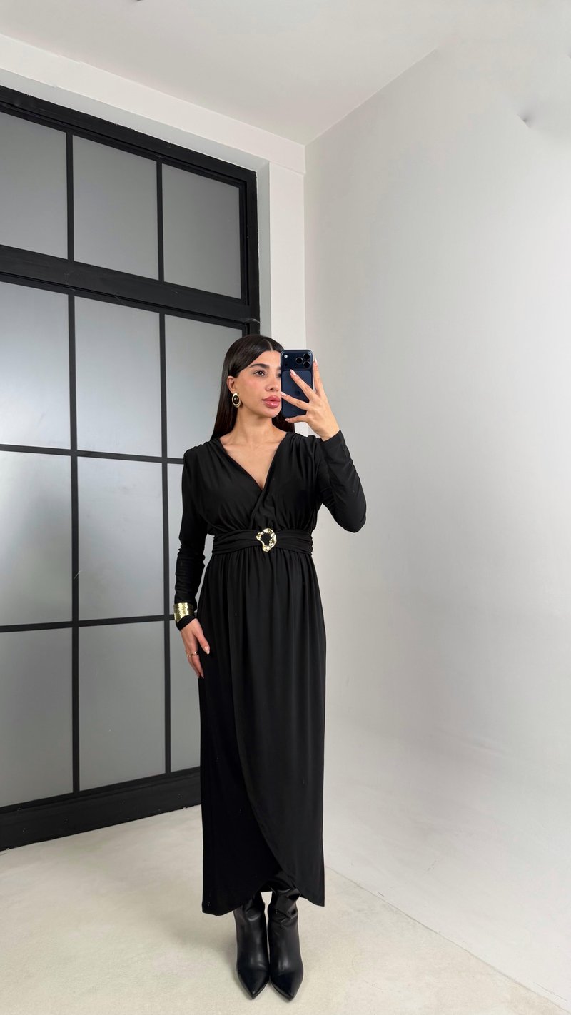 Siyah V Yaka Yırtmaçlı Gold Tokalı Sandy Kumaş Elbise GAUS-00876