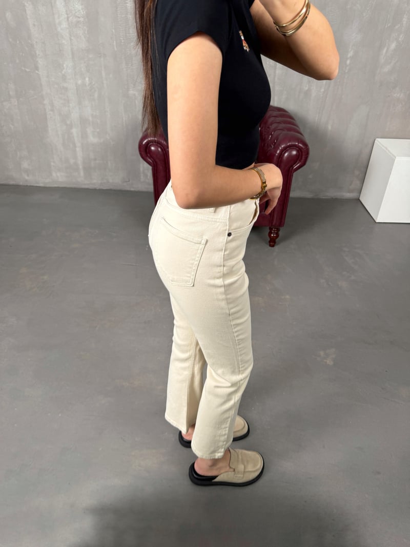 Edvin Krem Flare Jean