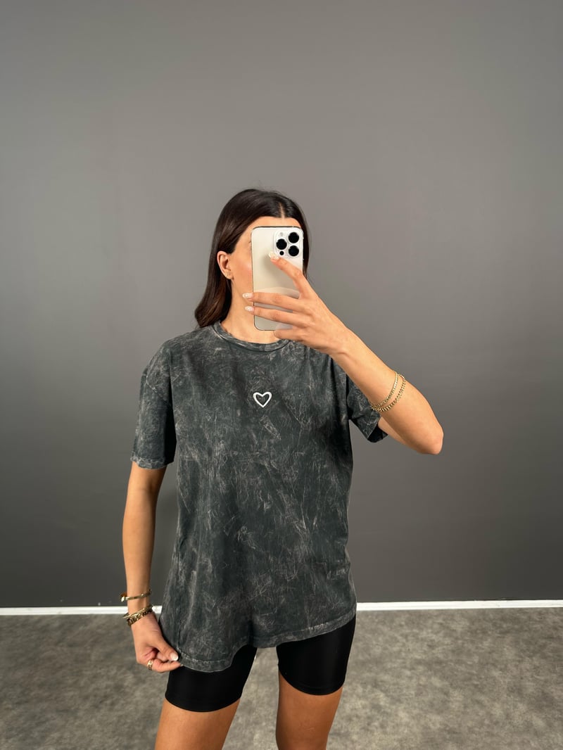 Eskitme Gri Bisiklet Yaka Kalp Detaylı Tshirt