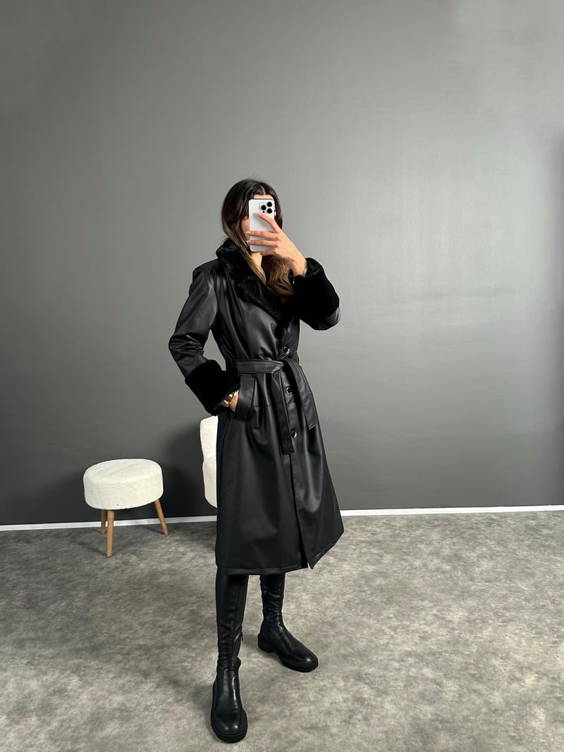 Siyah Peluş Detaylı Uzun Deri Trençkot 