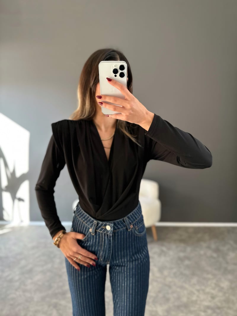 Siyah V yaka Vatkalı Drapeli Bodysuit