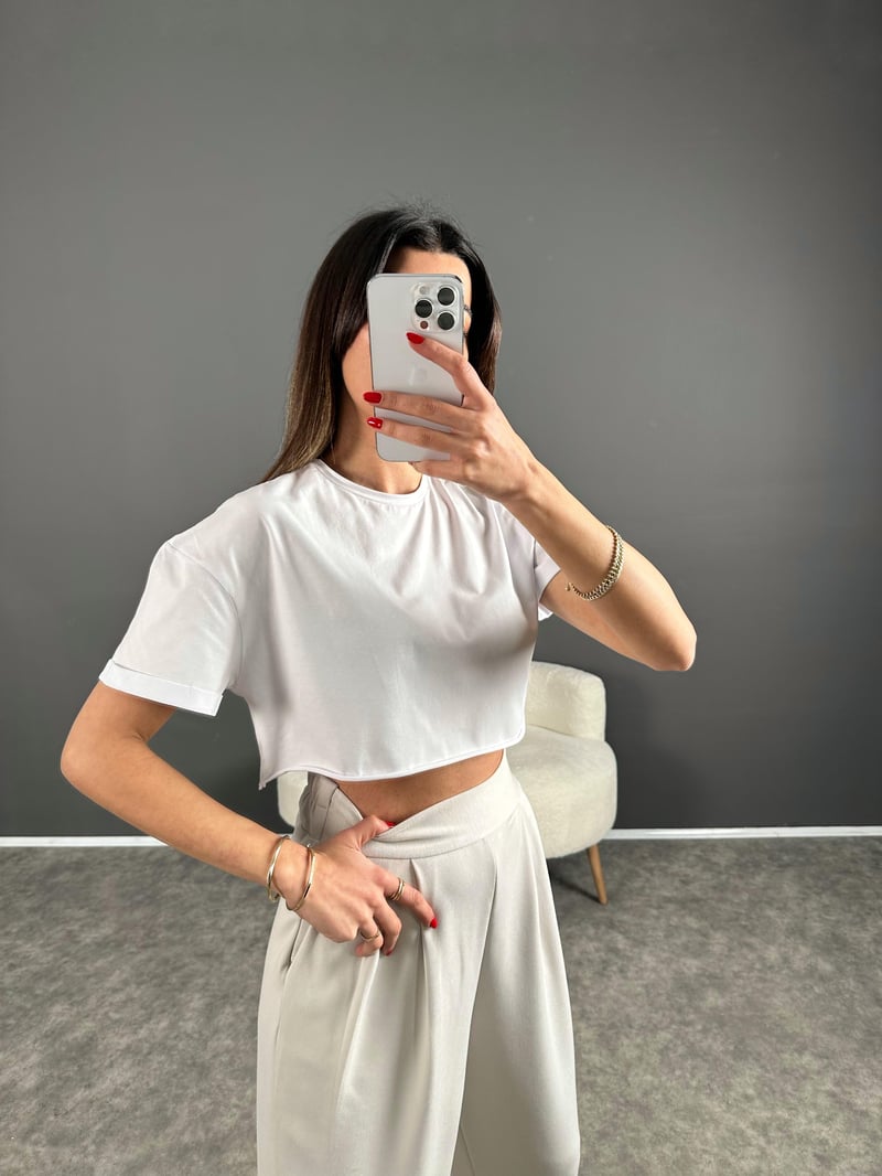 Beyaz Crop Kol Katlamalı Tshirt