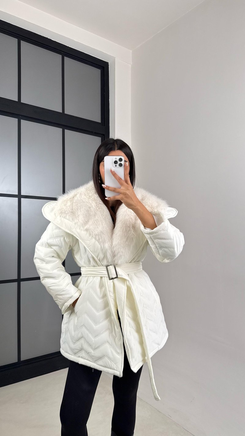 Beyaz Yaka Kürk Detaylı Kuşaklı Parlak Şişme Mont GAUS-00458