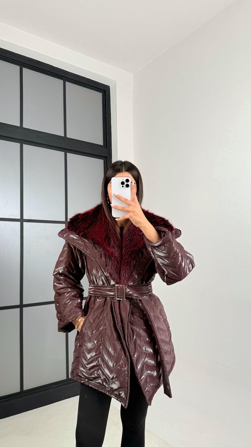 Bordo Yaka Kürk Detaylı Kuşaklı Parlak Şişme Mont GAUS-00458
