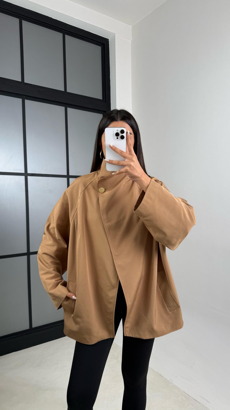 Camel Dik Yaka Cepli Astarlı Asimetrik Tasarım Trençkot GAUS-00476