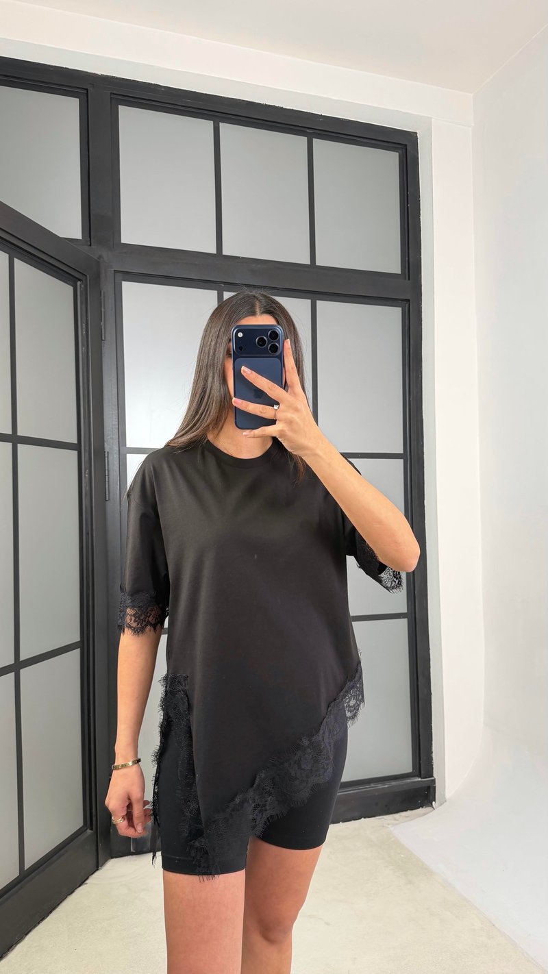 Siyah Asimetrik Dantel Detaylı Tshirt GAUS-01164