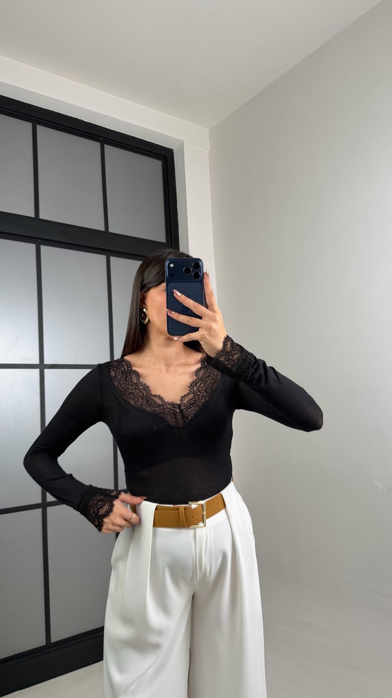 Siyah Dantel Detaylı Kaşmir Dokulu Bluz GAUS-01094