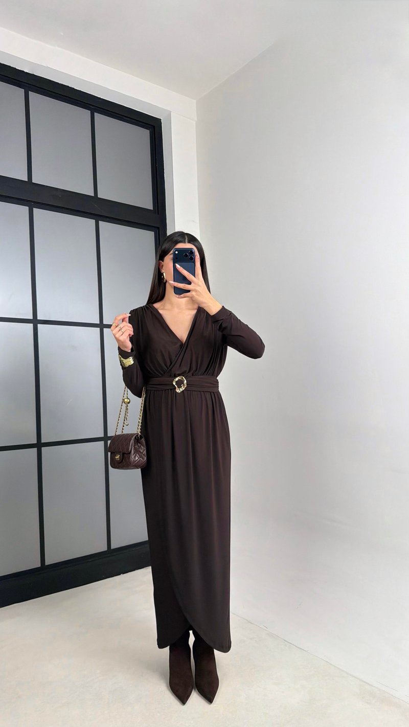 Acı Kahve V Yaka Yırtmaçlı Gold Tokalı Sandy Kumaş Elbise GAUS-00876