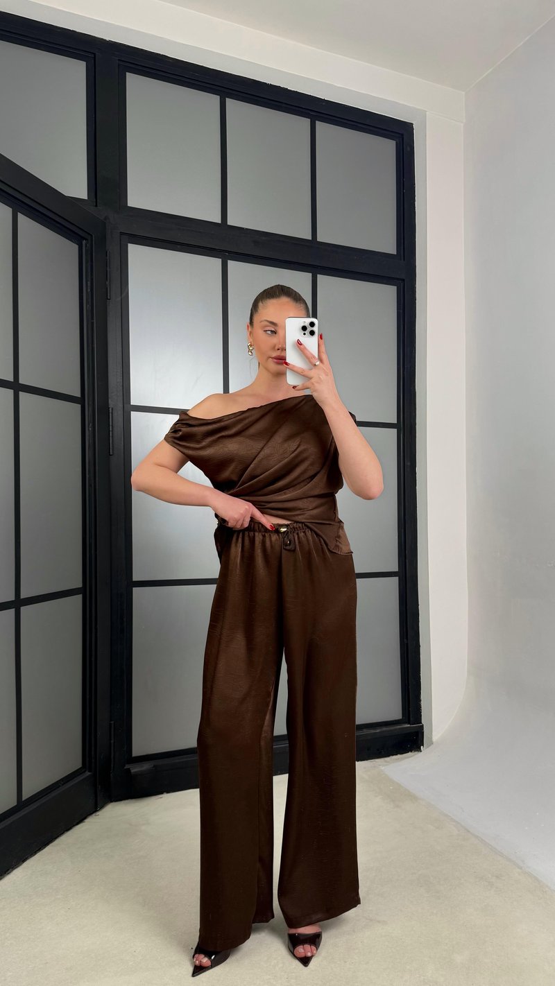 Kahve Gold Toka Detaylı Asimetrik Kesim Bluz Beli Lastikli Pantolon İkili Saten Takım GAUS-01252