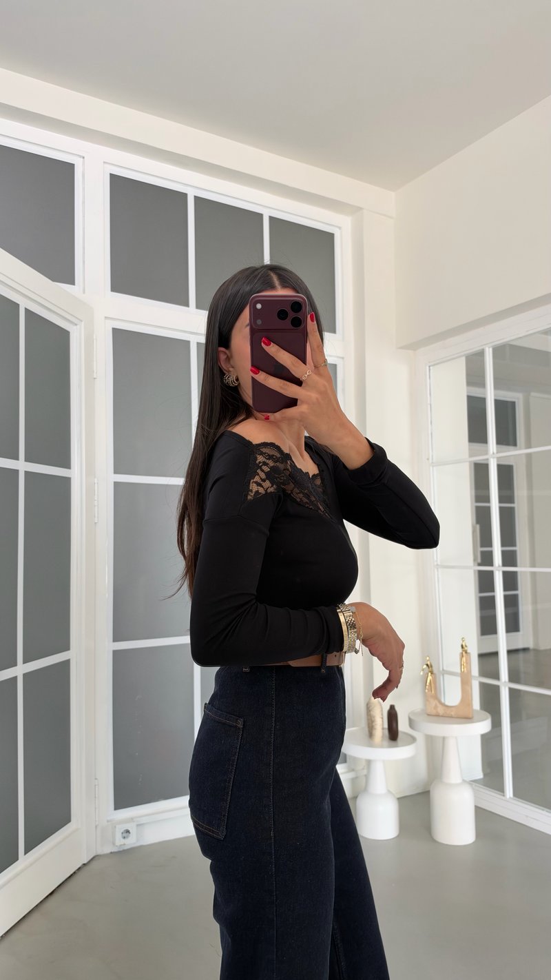 Siyah Yaka Dantel Detaylı Drapeli Bluz GAUS-02250