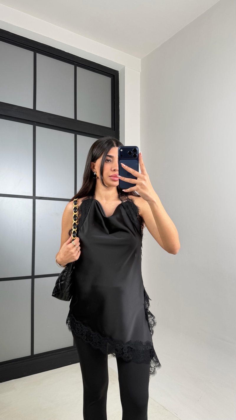 Siyah Asimetrik Kesim Dantel Detaylı Premium Saten Bluz GAUS-00889