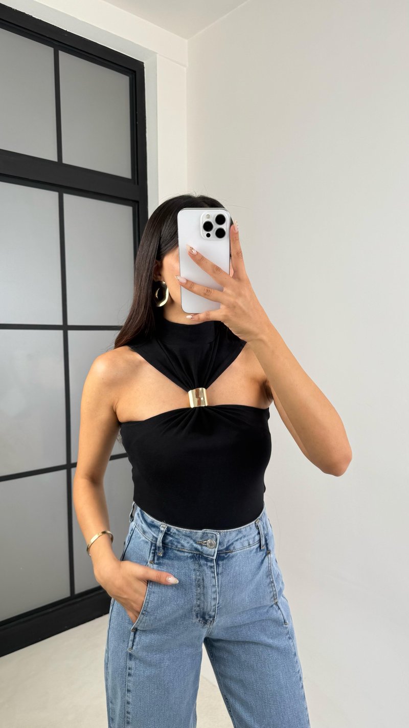 Siyah Sıfır Kol Gold Toka Detaylı Bluz GAUS-0098