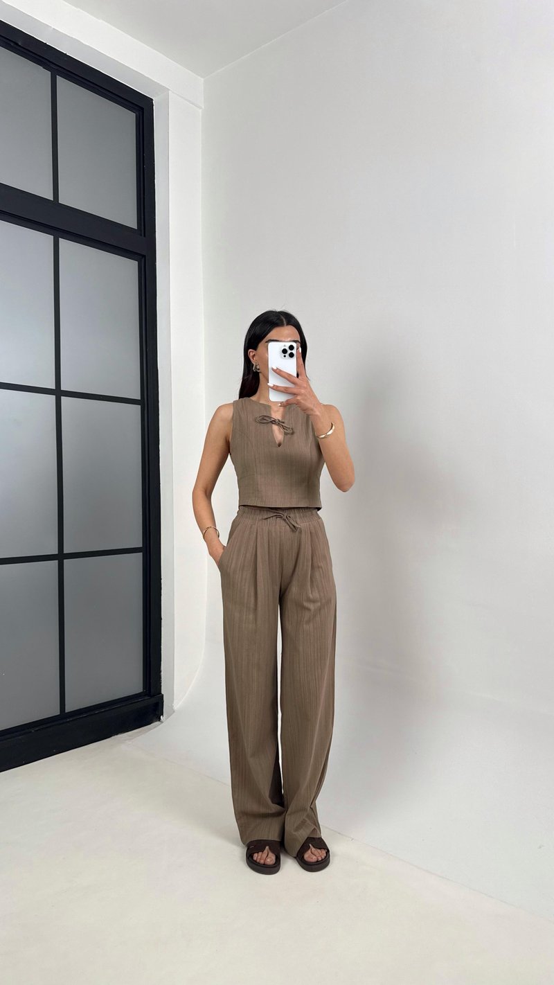 Kahve Yaka Bağlama Detaylı Üst Beli Lastikli Cepli Pantolon ZR Muadil Keten Takım Gaus00398