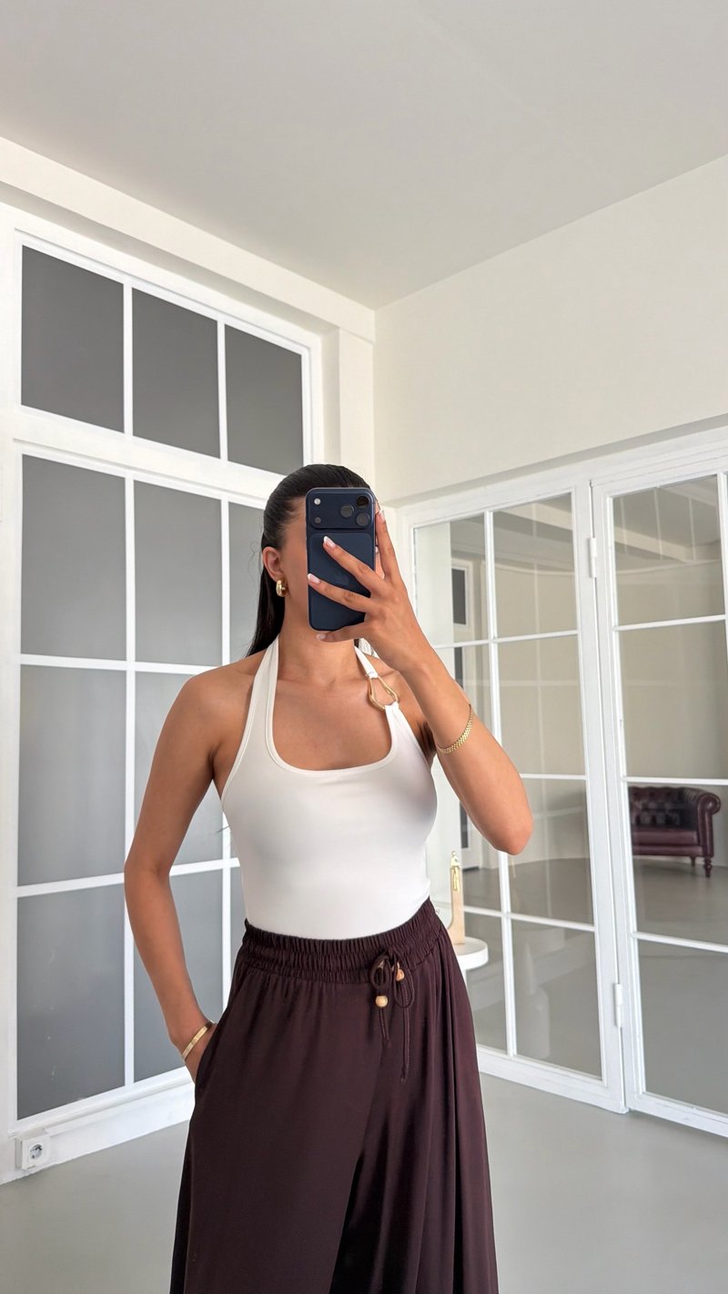 Beyaz Halter Yaka Gold Toka Detaylı Bluz GAUS-01714