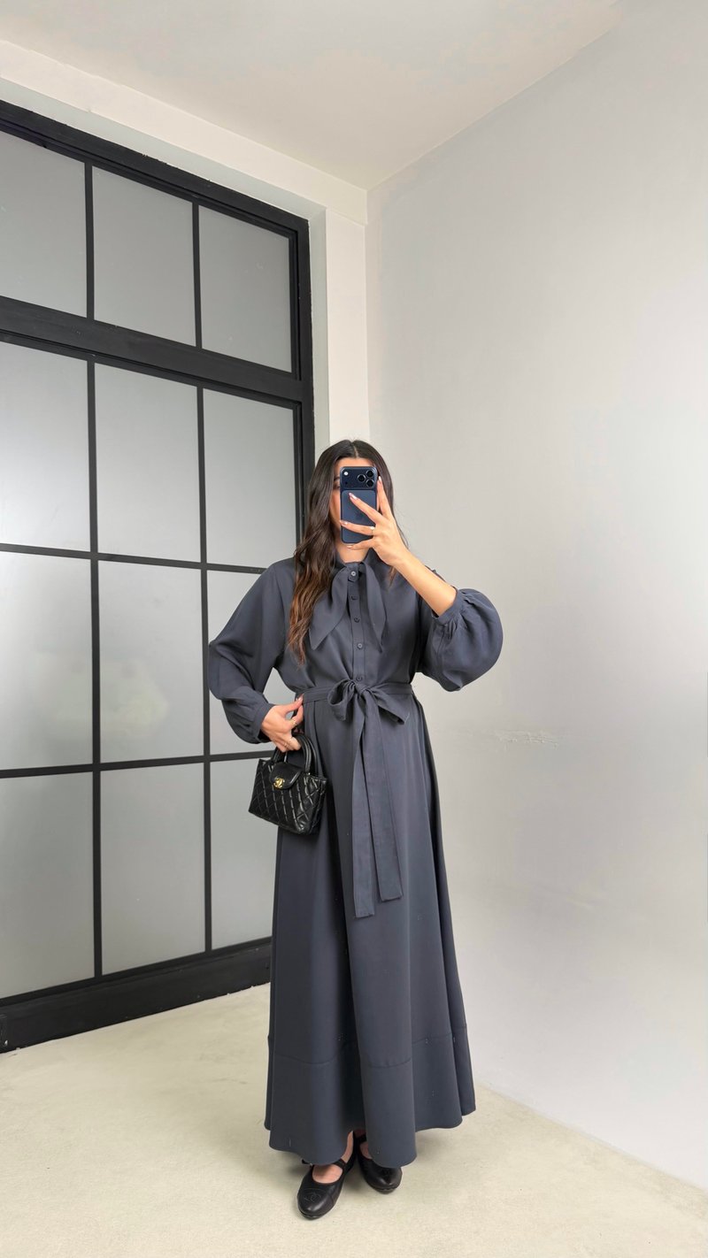 Antrasit Fular Detaylı Kuşaklı İthal Kumaş Maxi Boy Elbise GAUS-01155