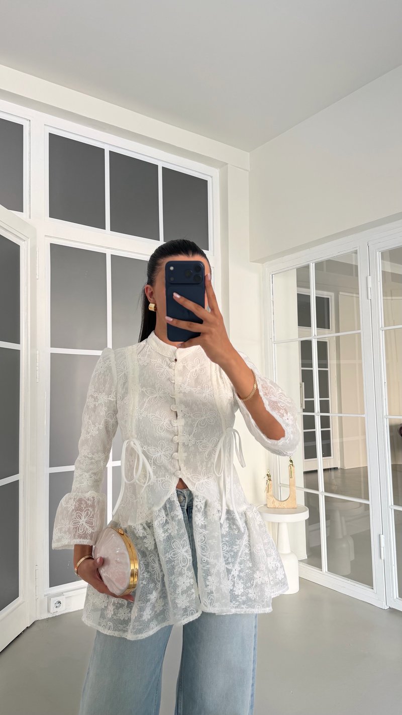Ekru Güpürlü Düğmeli Tasarım Bluz GAUS-01765