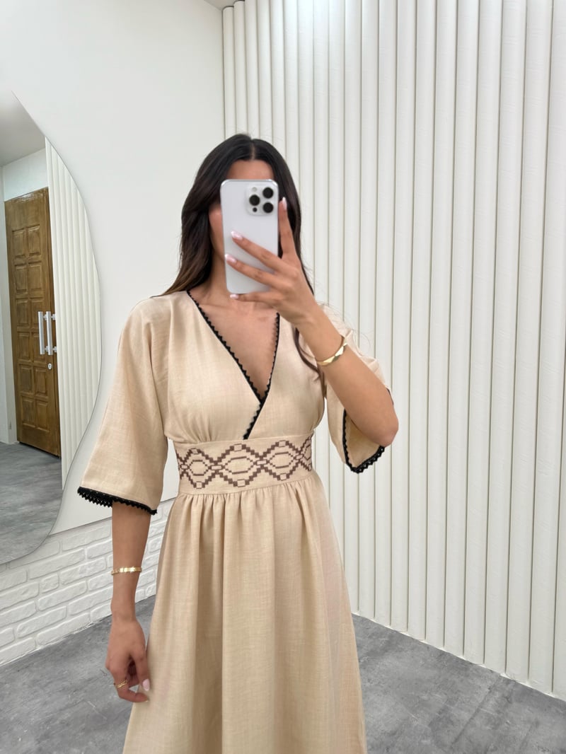 Taş V Yaka Beli Kahve İşlemeli Yırtmaçlı Keten Elbise Gaus00297