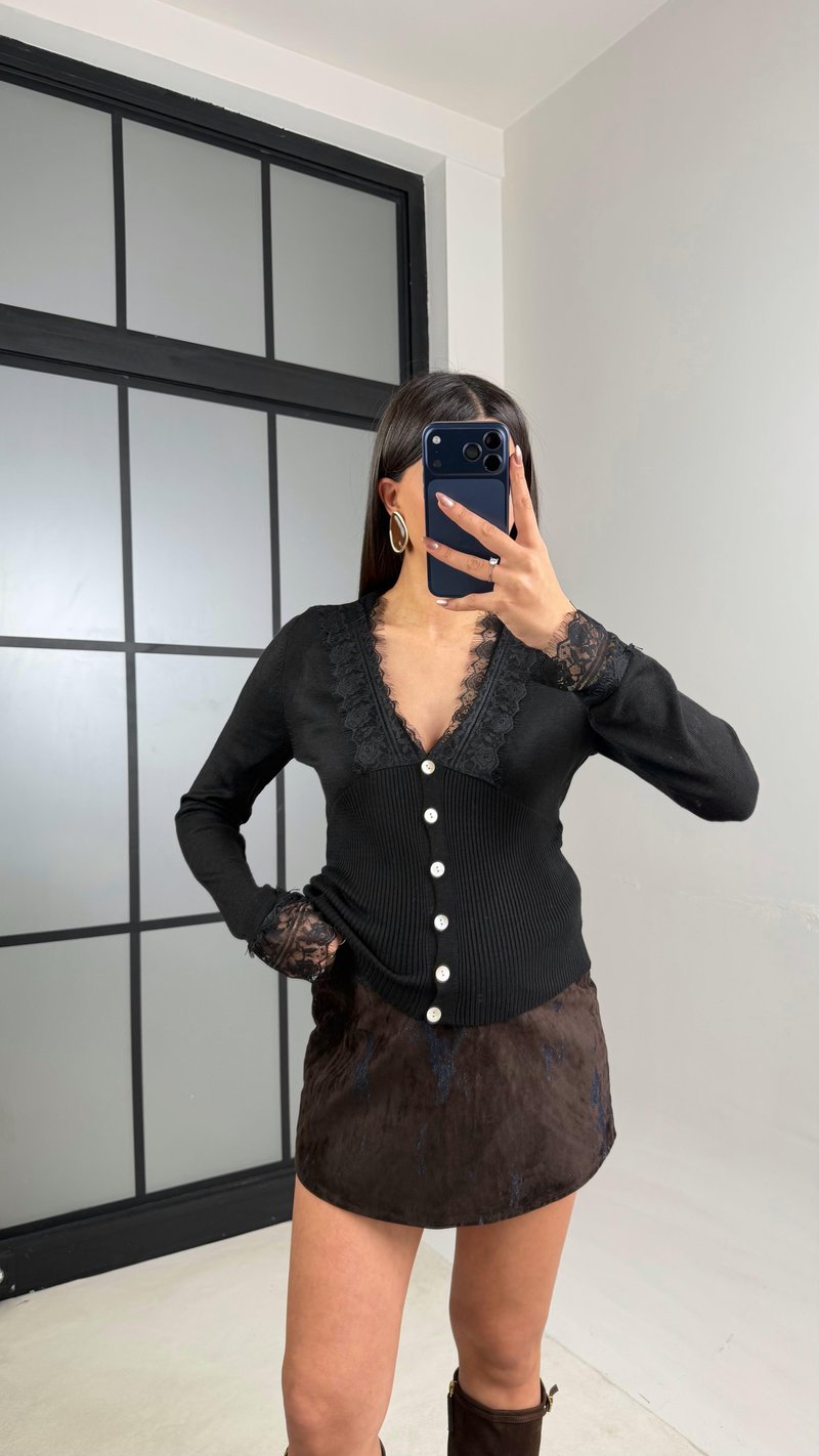 Siyah Yaka Dantel Detaylı Düğmeli Triko Hırka GAUS-01120