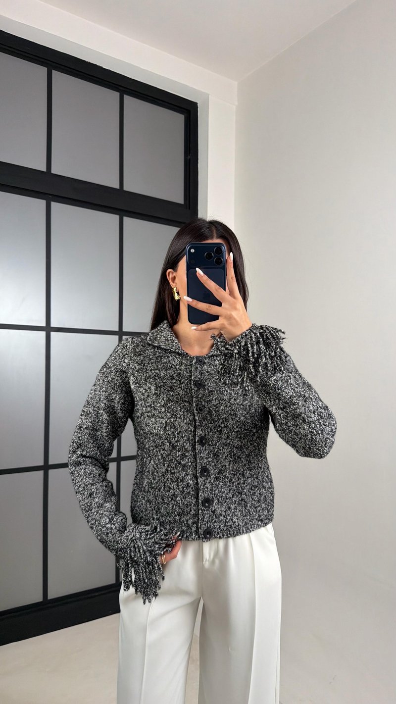Siyah Kolu Püskül Detaylı Triko Hırka GAUS-00498