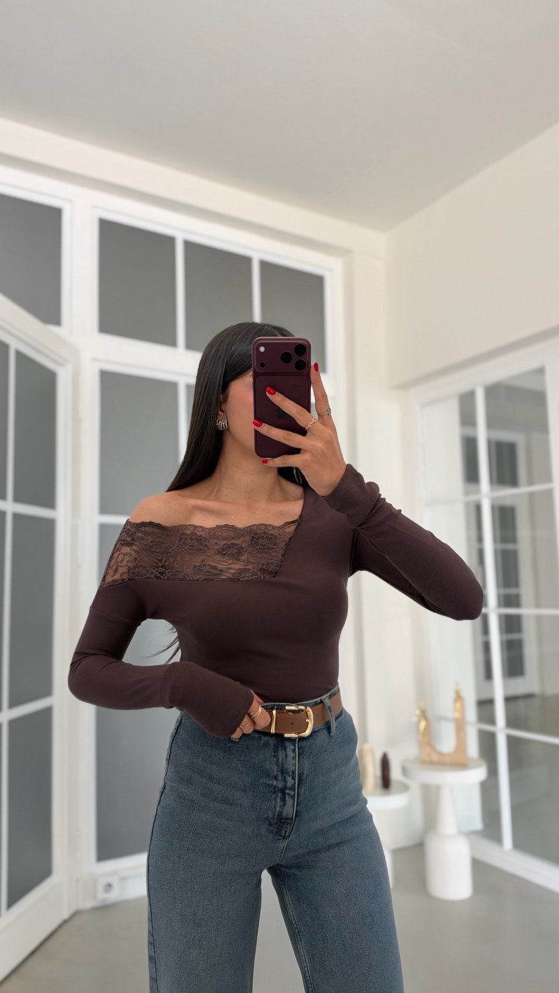Kahve Yaka Dantel Detaylı Drapeli Bluz GAUS-02250