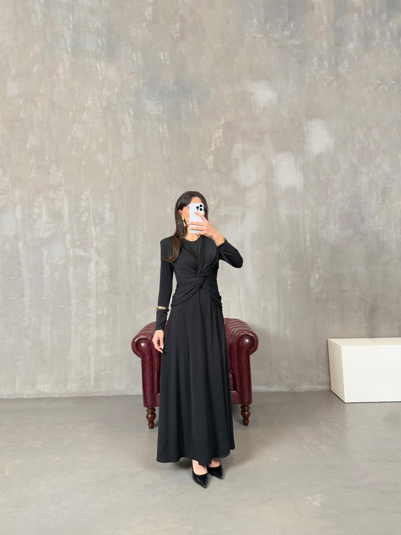 Daisy Siyah Önden Drape Detaylı Vatkalı Maxi Elbise