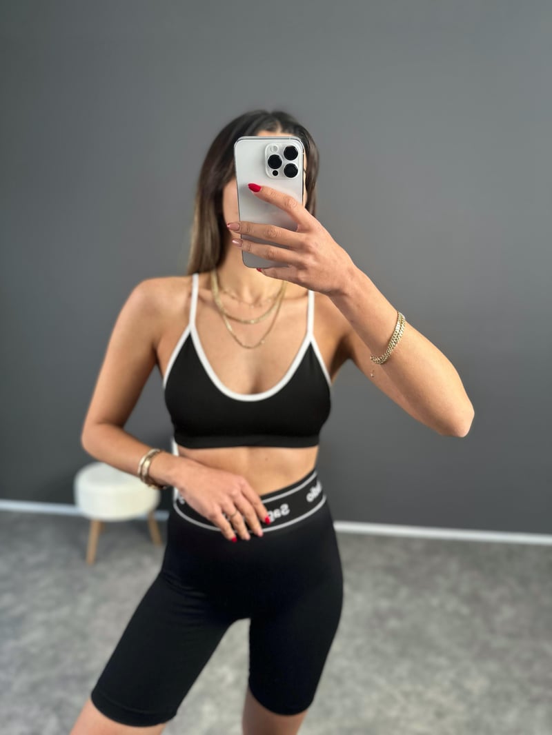 Siyah İp Askılı Şeritli Desteksiz Crop 