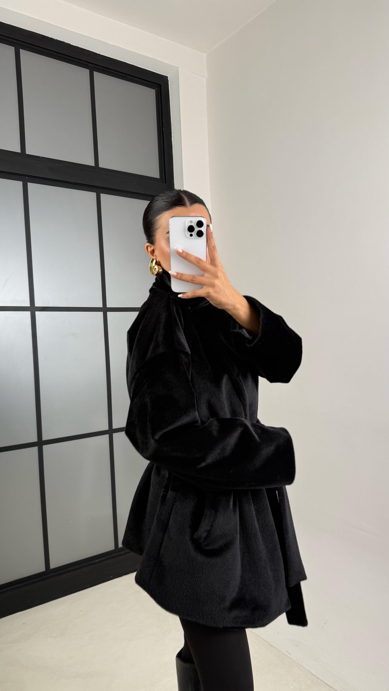 Siyah Asimetrik Düğmeli Astarlı Kuşaklı Kaşe Ceket GAUS-00474