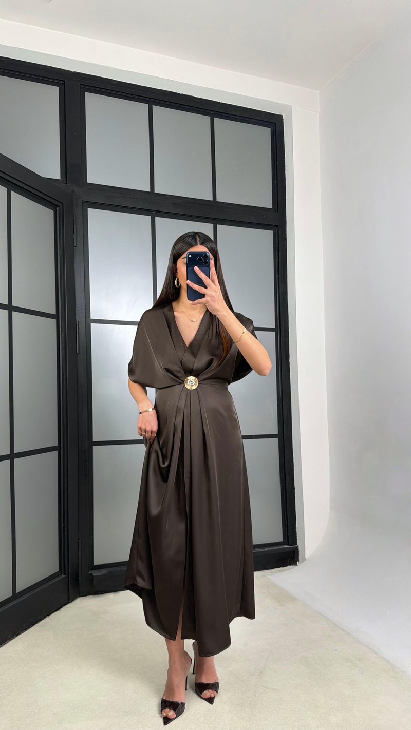 Acı Kahve Gold Toka Detaylı Kuşaklı Saten Elbise GAUS-01281