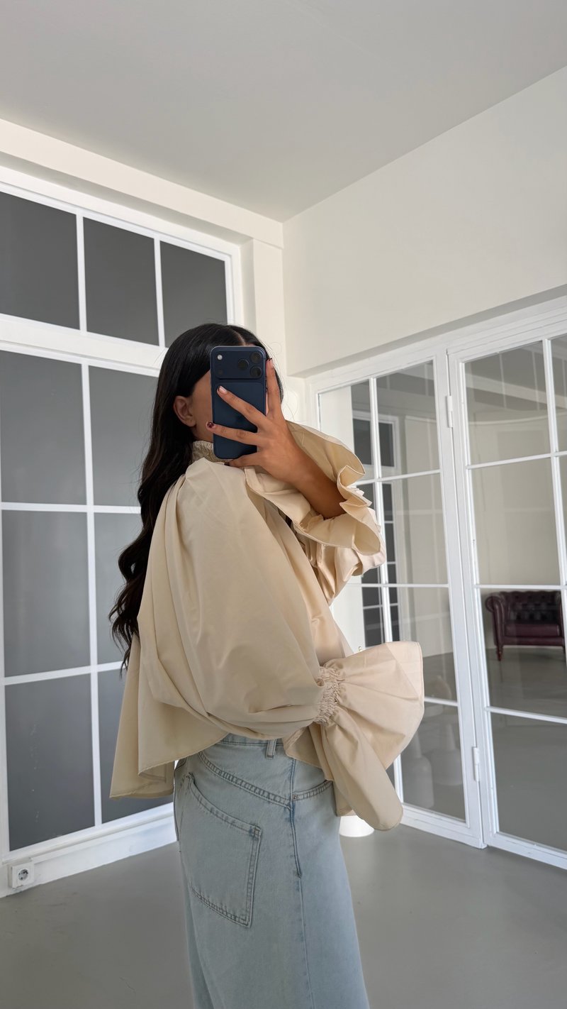 Bej Kolu Volanlı Poplin Kumaş Bluz GAUS-01921
