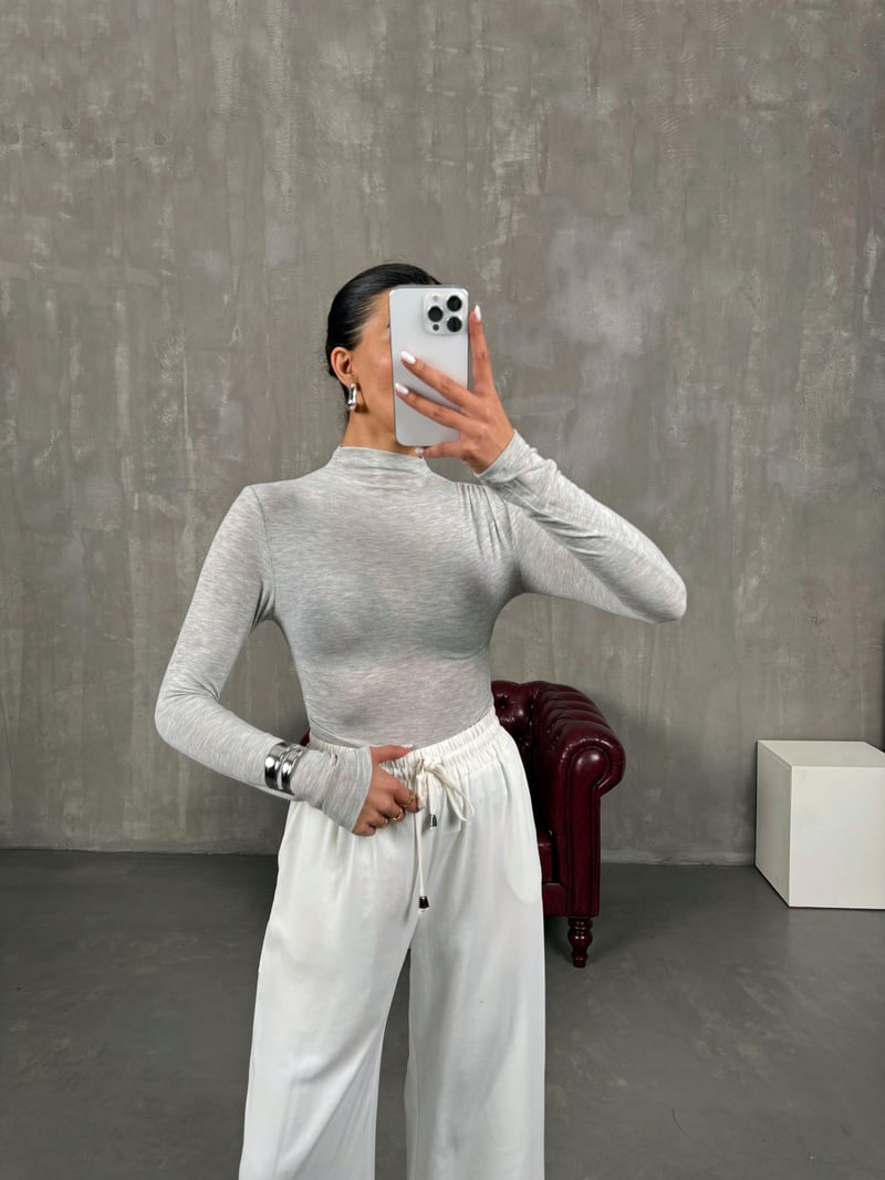 يودا بلوزة لون رمادي بنسيج كشمير وياقة نصف عالية