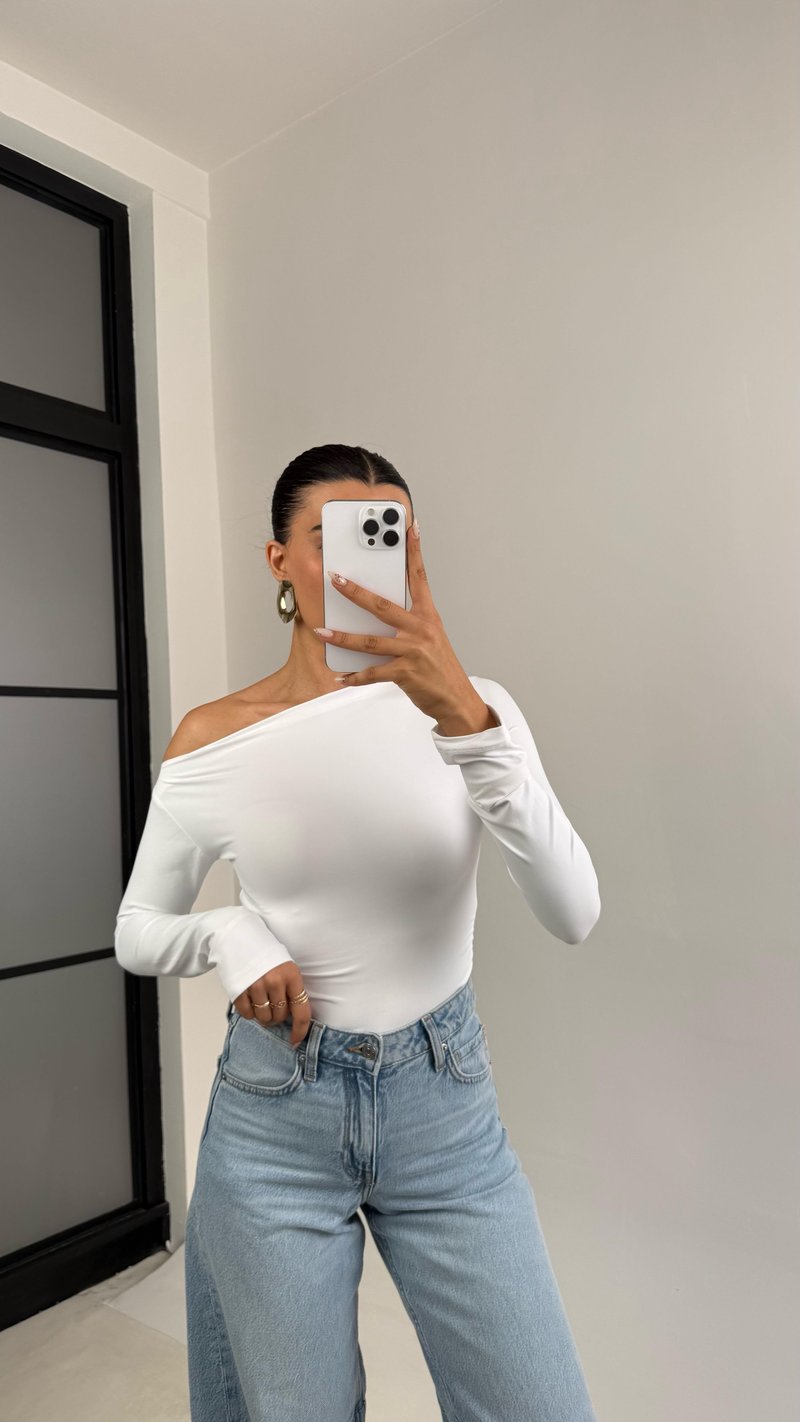 Beyaz Omuz Dekolteli Yan Büzgülü Sandy Kumaş Bluz GAUS-0066